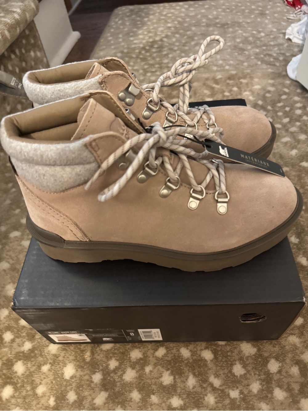 Women’s Sorel Hi-Line Cozy Lace-up Hiking boot (new, in box) 8.5 water-resistant